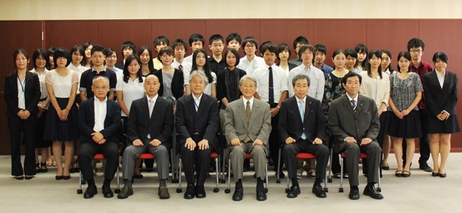 松本総長他役員と派遣学生等の集合写真
